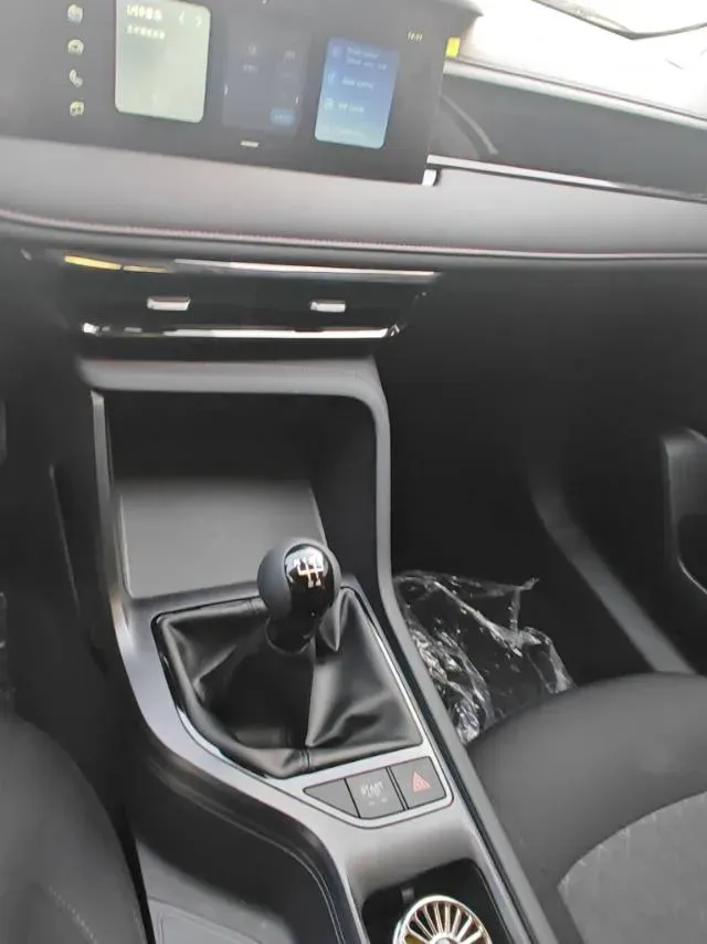 2023 Roewe i5 1.5L 129HP L4 5MT,autocango,china used car exporter,china ev exporter,chinese used car exporter,chinese used ev exporter