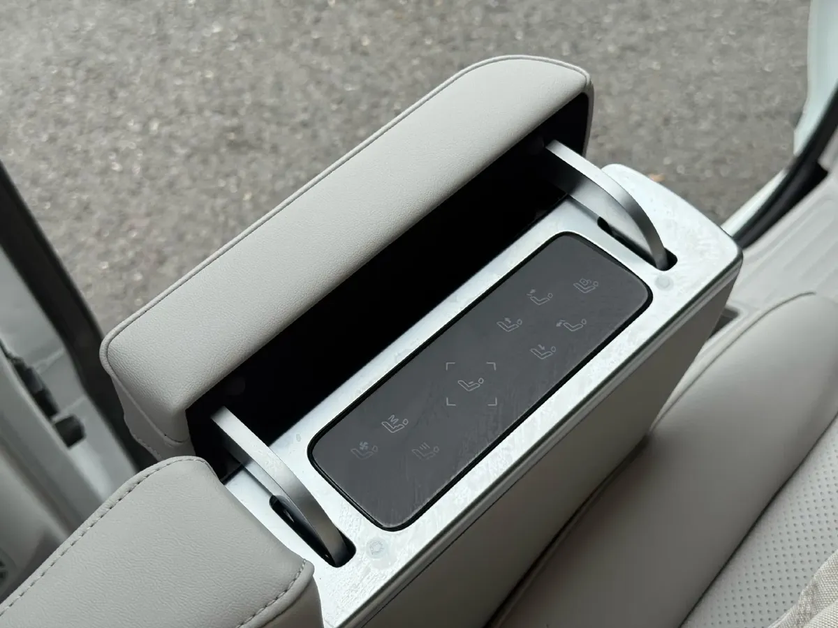 2025 Roewe iMAX8 1.5T 150HP L4 1DHT PHEV 24.7KWH,autocango,china used car exporter,china ev exporter,chinese used car exporter,chinese used ev exporter