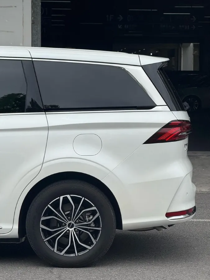 2025 Roewe iMAX8 1.5T 150HP L4 1DHT PHEV 24.7KWH,autocango,china used car exporter,china ev exporter,chinese used car exporter,chinese used ev exporter