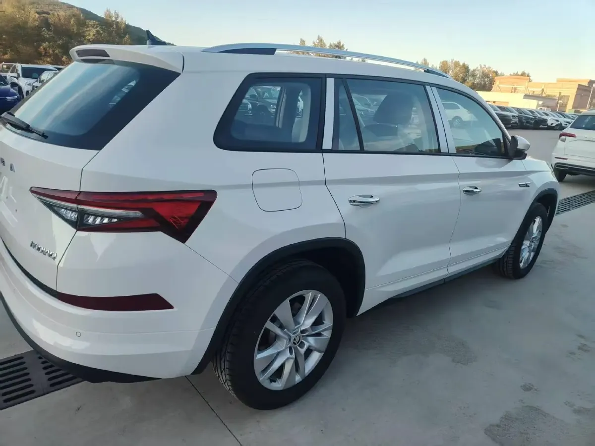 2025 Skoda Kodiak 2.0T 186HP L4 7DCT,autocango,china used car exporter,china ev exporter,chinese used car exporter,chinese used ev exporter