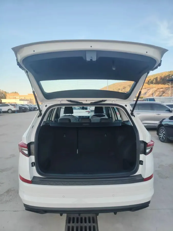 2025 Skoda Kodiak 2.0T 186HP L4 7DCT,autocango,china used car exporter,china ev exporter,chinese used car exporter,chinese used ev exporter