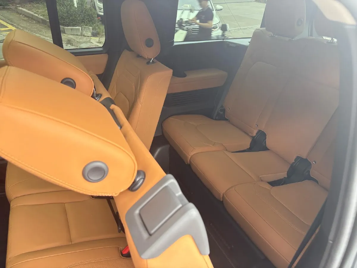 2023 Land Rover Defender 3.0T 400HP L6 8AT,autocango,china used car exporter,china ev exporter,chinese used car exporter,chinese used ev exporter