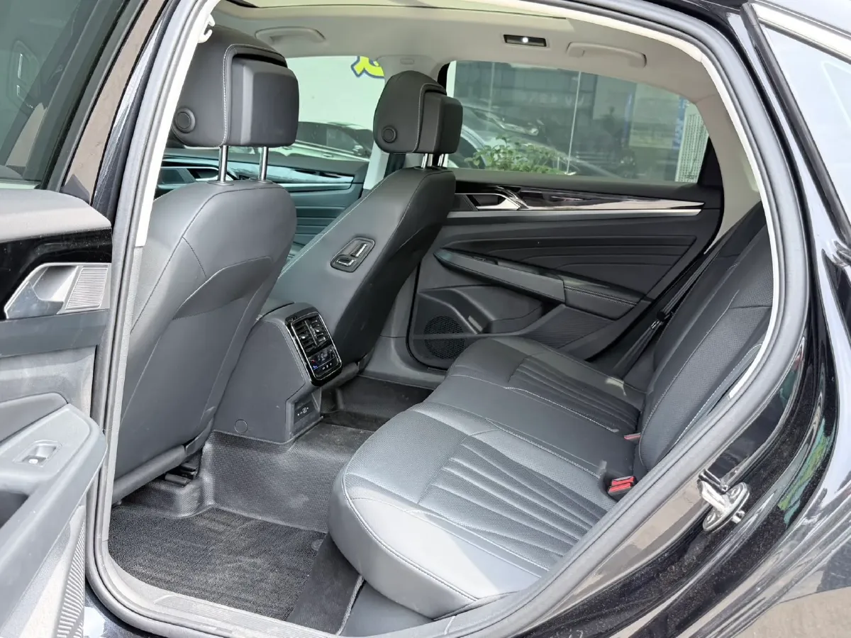 2025 Volkswagen Passat 2.0T 220HP L4 7DCT,autocango,china used car exporter,china ev exporter,chinese used car exporter,chinese used ev exporter