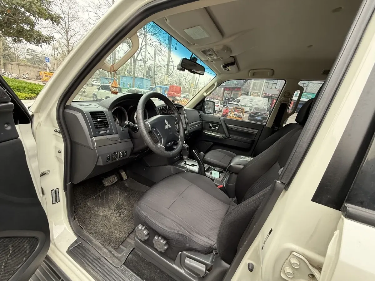 2020 Mitsubishi Pajero 3.0L 174HP V6 5AT,autocango,china used car exporter,china ev exporter,chinese used car exporter,chinese used ev exporter