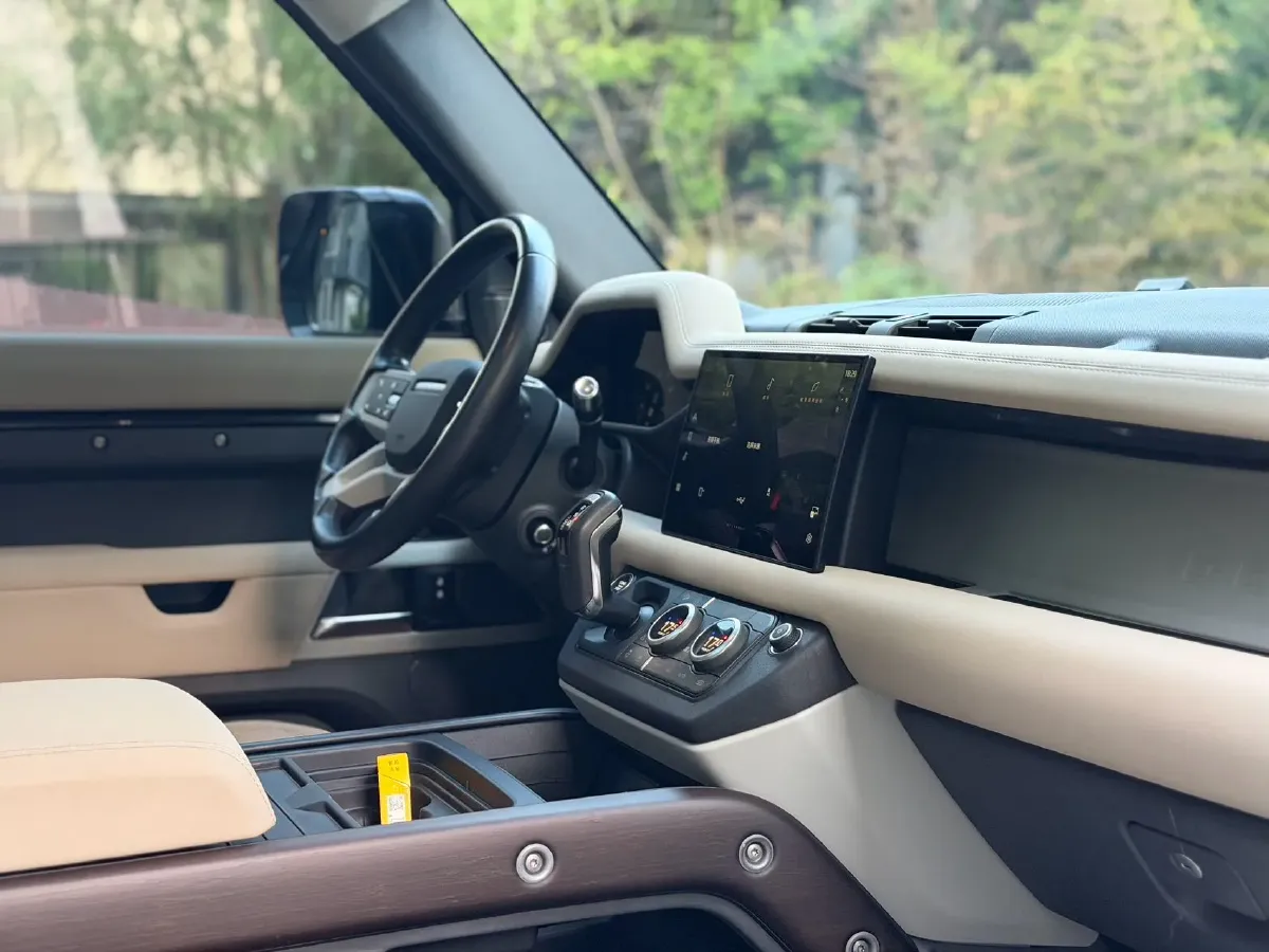 2020 Land Rover Defender 3.0T 400HP L6 8AT,autocango,china used car exporter,china ev exporter,chinese used car exporter,chinese used ev exporter