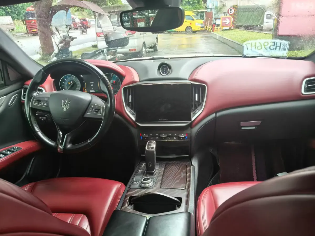 2021 Maserati Ghibli 2.0T 330HP L4 8AT,autocango,china used car exporter,china ev exporter,chinese used car exporter,chinese used ev exporter