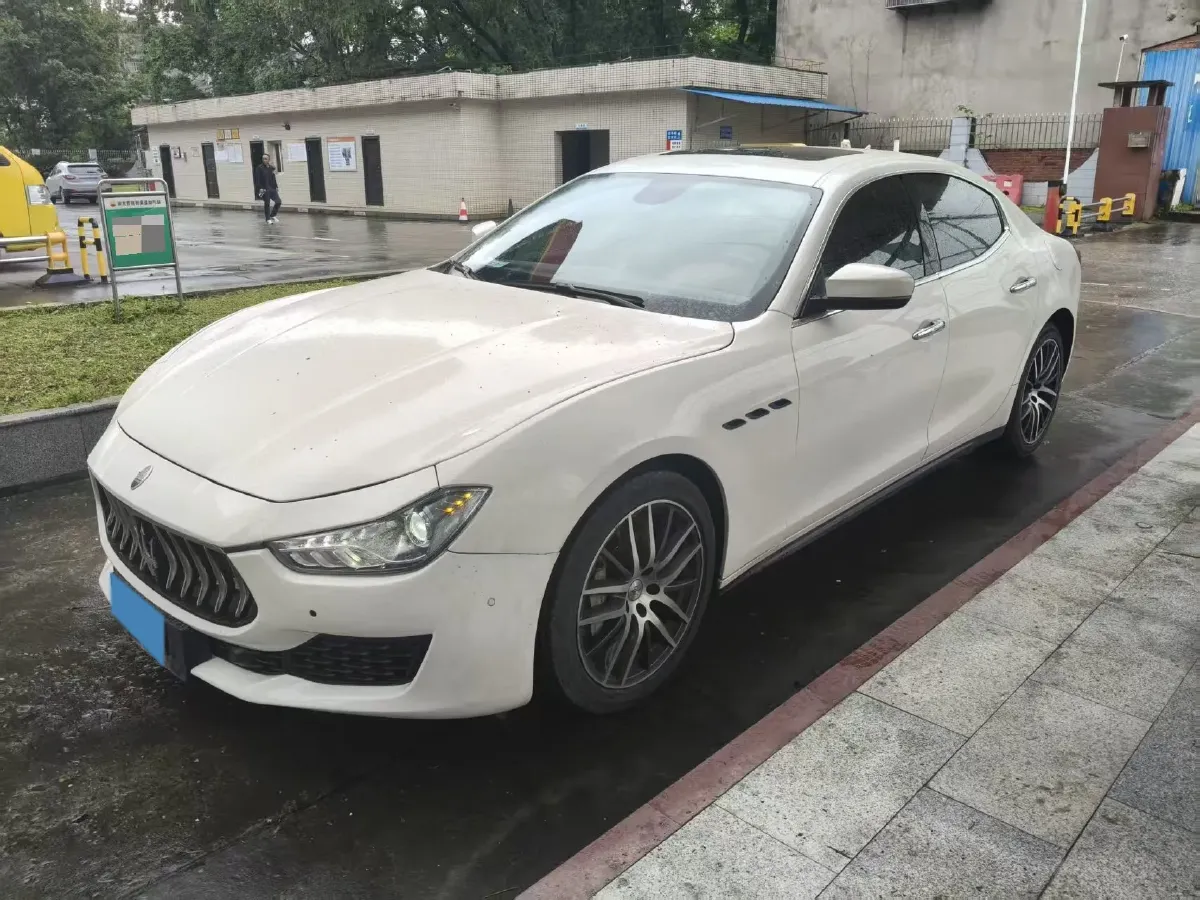 2021 Maserati Ghibli 2.0T 330HP L4 8AT,autocango,china used car exporter,china ev exporter,chinese used car exporter,chinese used ev exporter