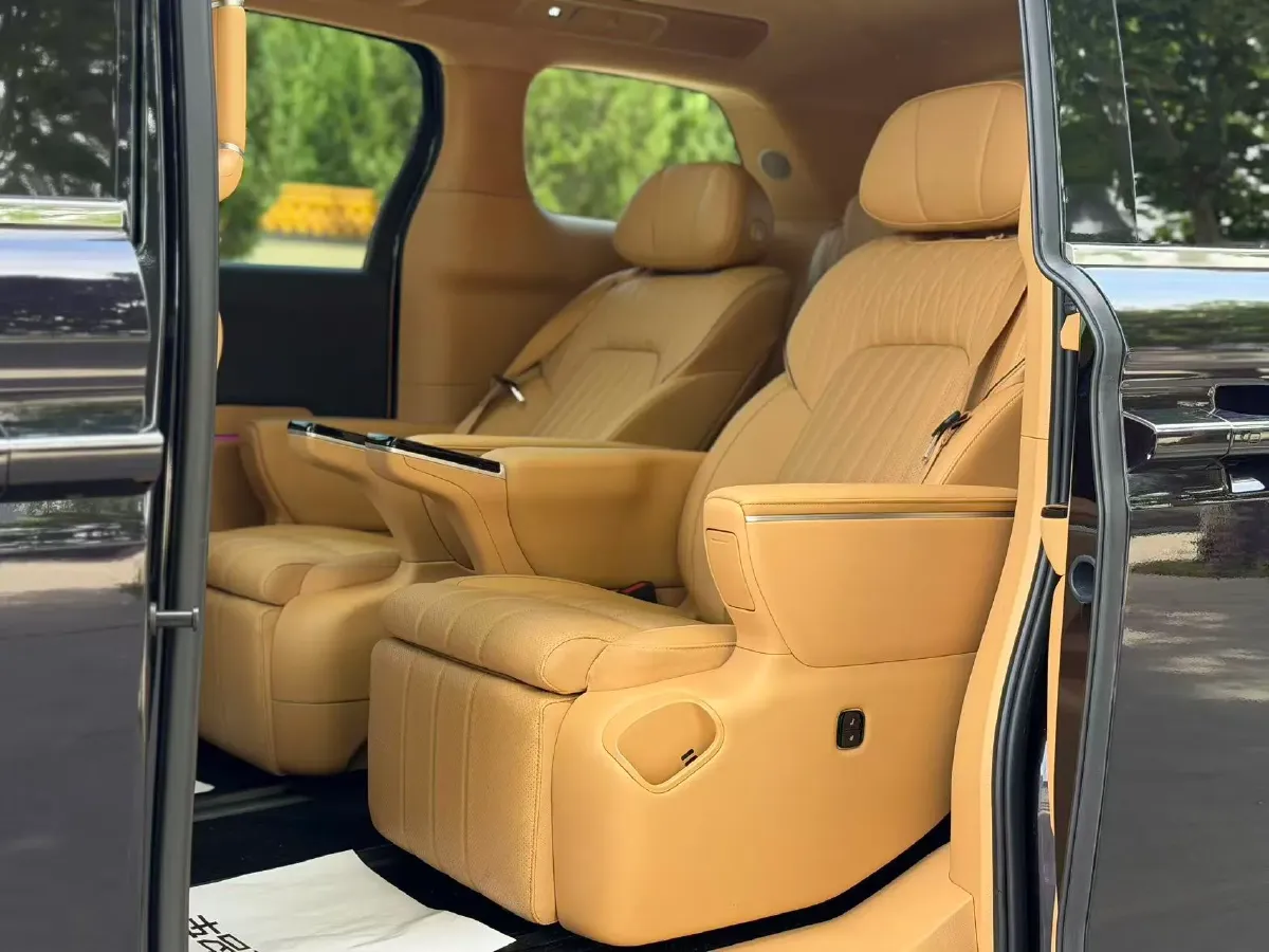 2025 Voyah Dream 1.5T 150HP L4 PHEV 41.7KWH,autocango,china used car exporter,china ev exporter,chinese used car exporter,chinese used ev exporter