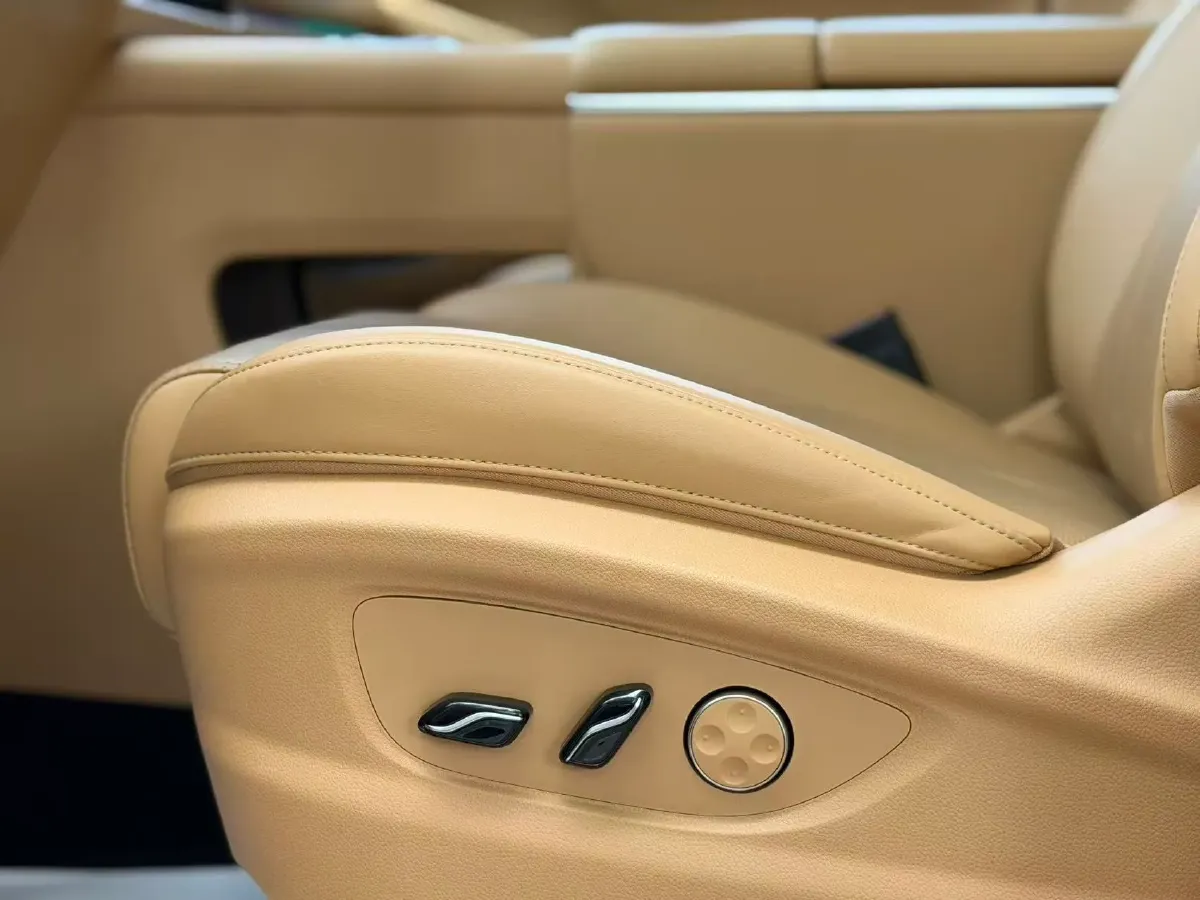 2025 Voyah Dream 1.5T 150HP L4 PHEV 41.7KWH,autocango,china used car exporter,china ev exporter,chinese used car exporter,chinese used ev exporter