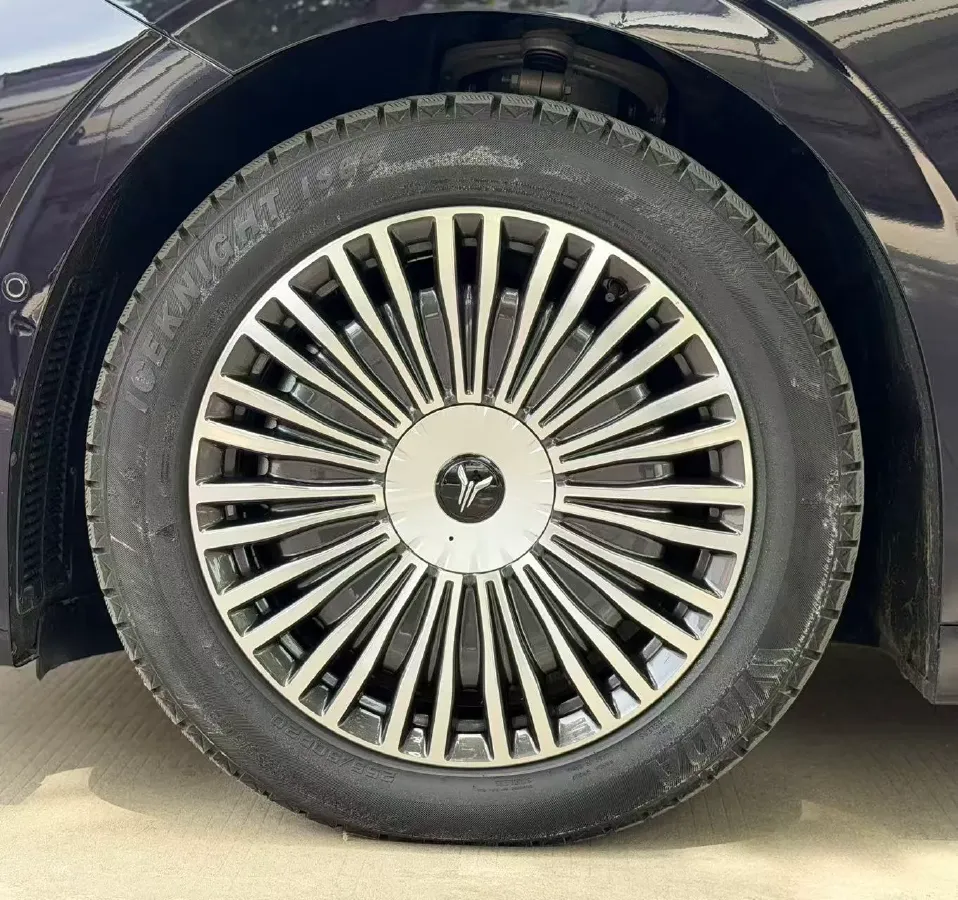 2025 Voyah Dream 1.5T 150HP L4 PHEV 41.7KWH,autocango,china used car exporter,china ev exporter,chinese used car exporter,chinese used ev exporter