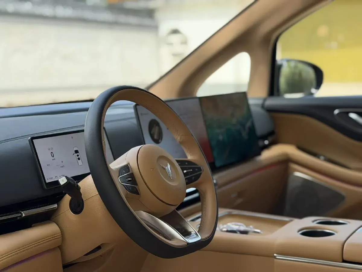 2025 Voyah Dream 1.5T 150HP L4 PHEV 41.7KWH,autocango,china used car exporter,china ev exporter,chinese used car exporter,chinese used ev exporter