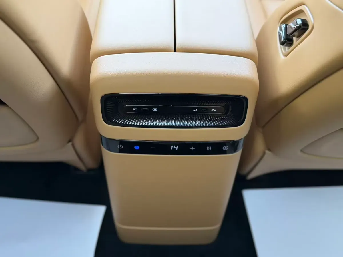 2025 Voyah Dream 1.5T 150HP L4 PHEV 41.7KWH,autocango,china used car exporter,china ev exporter,chinese used car exporter,chinese used ev exporter