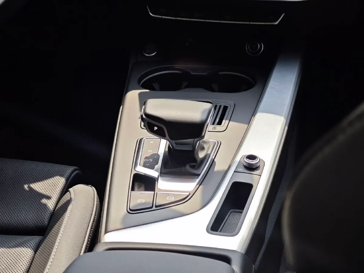 2023 Audi A4L 2.0T 190HP L4 7DCT,autocango,china used car exporter,china ev exporter,chinese used car exporter,chinese used ev exporter