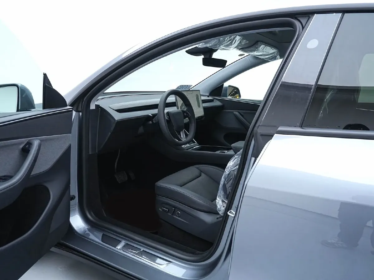 2025 Tesla Model Y BEV 62.5KWH,autocango,china used car exporter,china ev exporter,chinese used car exporter,chinese used ev exporter