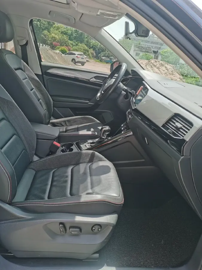 2019 Jeep Cherokee 2.0T 234HP L4 9AT,autocango,china used car exporter,china ev exporter,chinese used car exporter,chinese used ev exporter