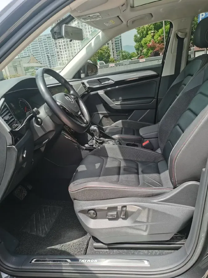 2019 Jeep Cherokee 2.0T 234HP L4 9AT,autocango,china used car exporter,china ev exporter,chinese used car exporter,chinese used ev exporter