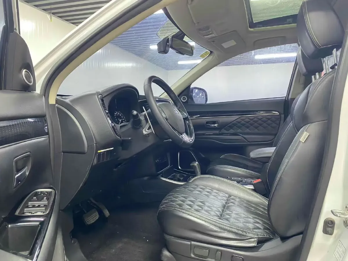 2021 Mitsubishi Outlander 2.4L 192HP L4 CVT,autocango,china used car exporter,china ev exporter,chinese used car exporter,chinese used ev exporter