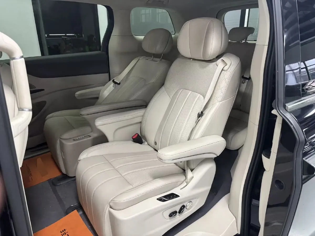 2024 Voyah Dream 1.5T 150HP L4 PHEV 43KWH,autocango,china used car exporter,china ev exporter,chinese used car exporter,chinese used ev exporter