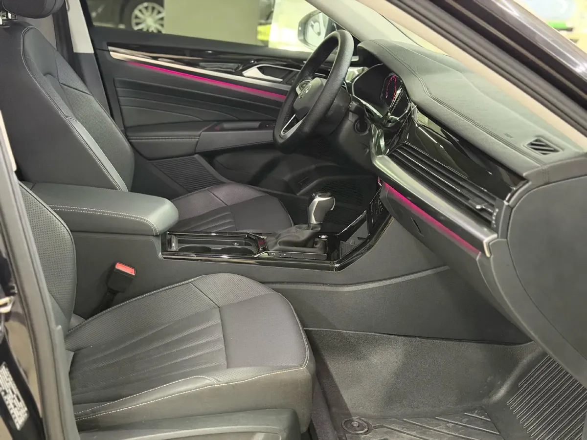 2025 Volkswagen Passat 2.0T 220HP L4 7DCT,autocango,china used car exporter,china ev exporter,chinese used car exporter,chinese used ev exporter