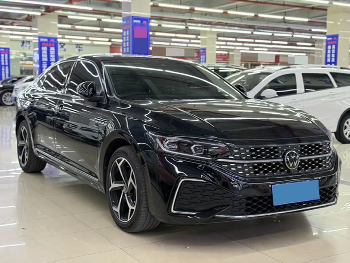 2025 Volkswagen Passat 2.0T 220HP L4 7DCT,autocango,china used car exporter,china ev exporter,chinese used car exporter,chinese used ev exporter