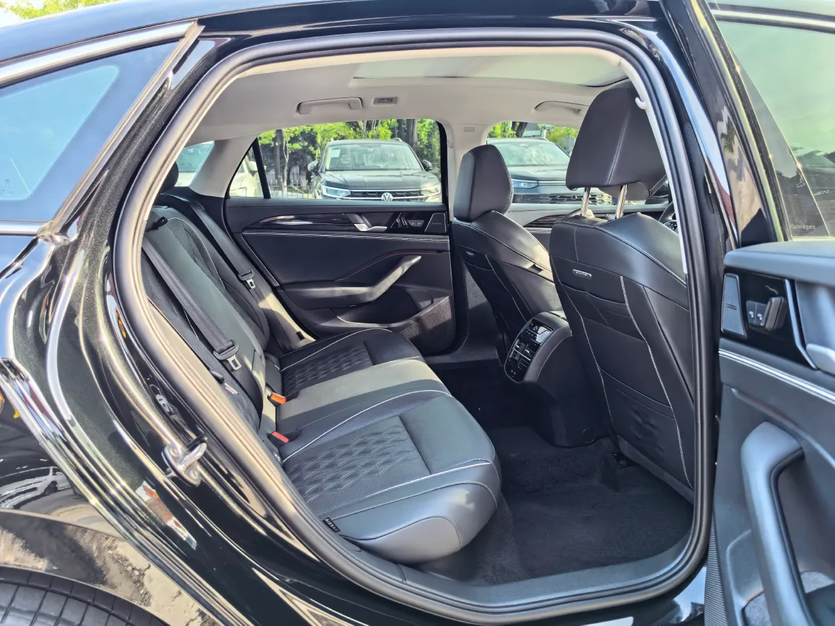 2024 Volkswagen Magotan 2.0T 220HP L4 7DCT,autocango,china used car exporter,china ev exporter,chinese used car exporter,chinese used ev exporter