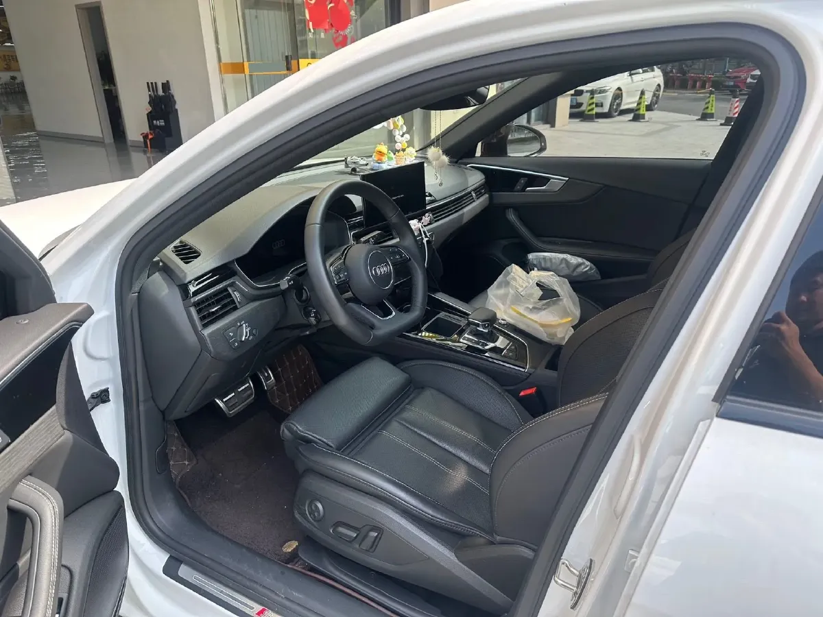 2023 Audi A4L 2.0T 190HP L4 7DCT,autocango,china used car exporter,china ev exporter,chinese used car exporter,chinese used ev exporter