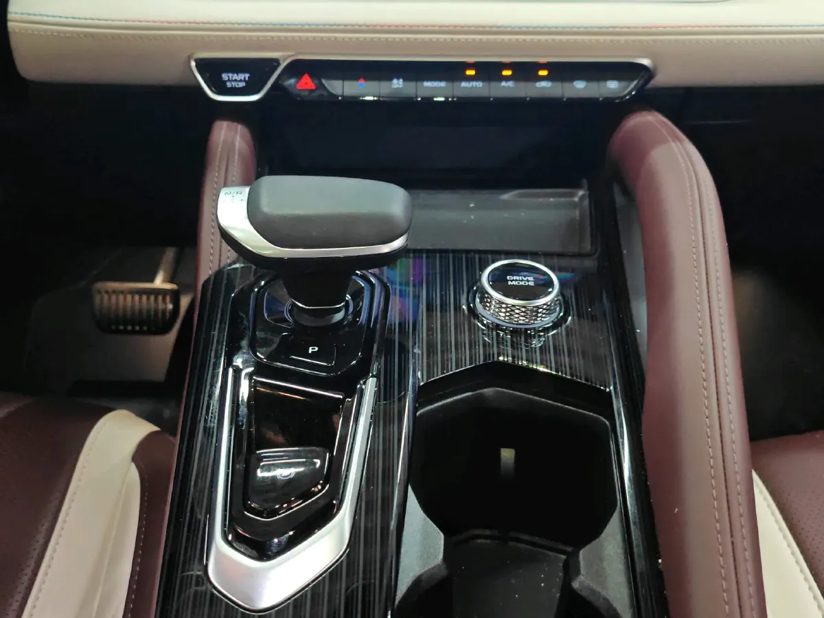 2021 Geely Monjaro 2.0T 218HP L4 7DCT,autocango,china used car exporter,china ev exporter,chinese used car exporter,chinese used ev exporter