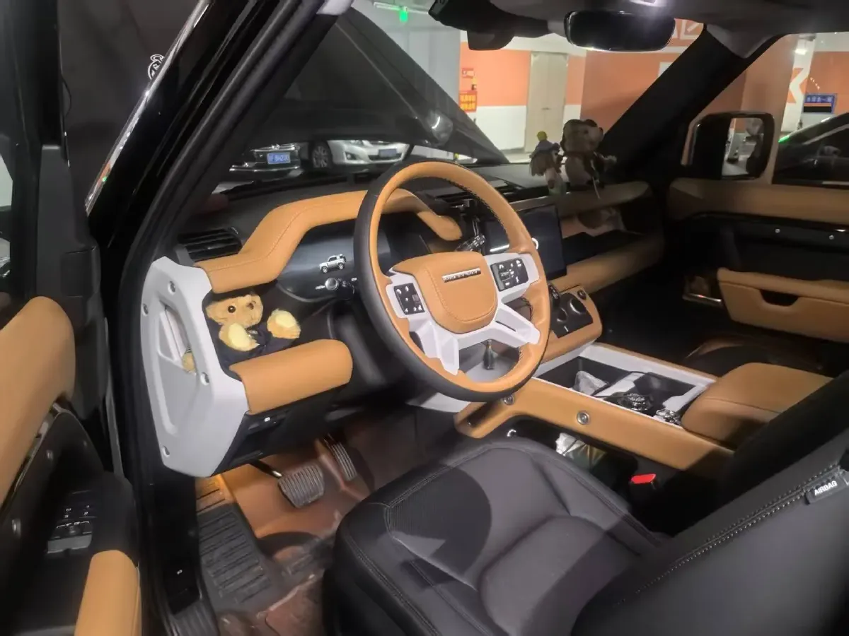 2025 Land Rover Defender 2.0T 300HP L4 8AT,autocango,china used car exporter,china ev exporter,chinese used car exporter,chinese used ev exporter