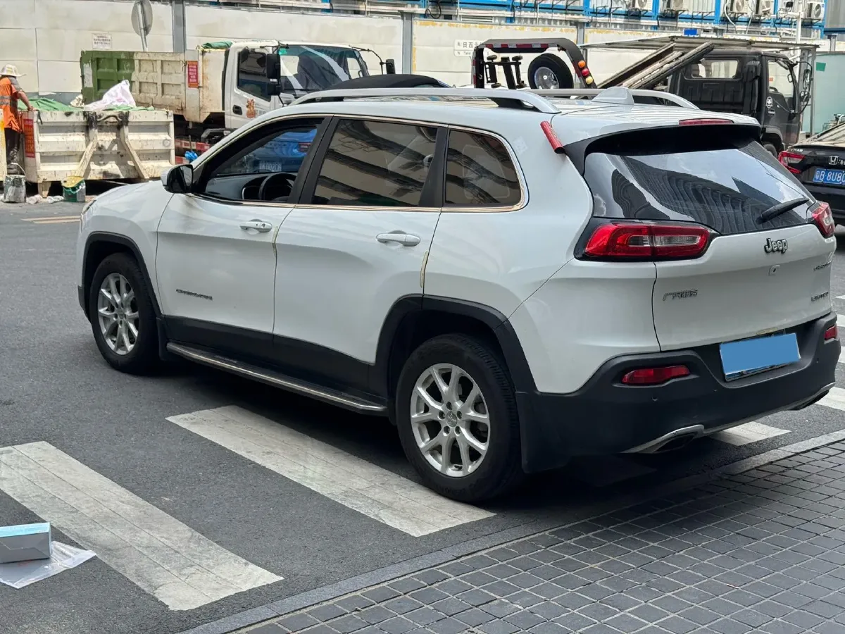 2017 Jeep Cherokee 2.4L 175HP L4 9AT,autocango,china used car exporter,china ev exporter,chinese used car exporter,chinese used ev exporter