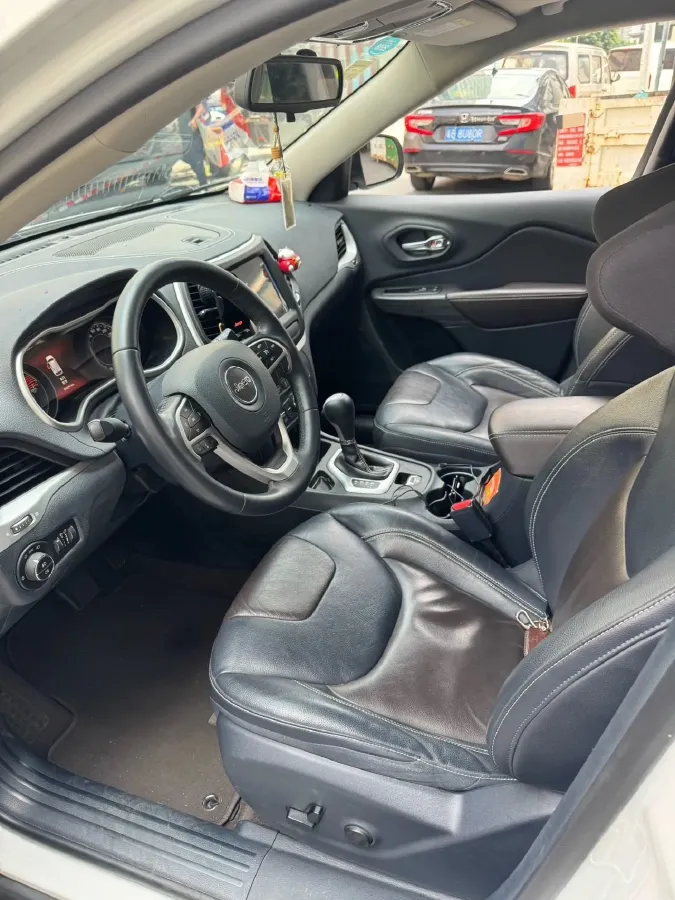 2017 Jeep Cherokee 2.4L 175HP L4 9AT,autocango,china used car exporter,china ev exporter,chinese used car exporter,chinese used ev exporter