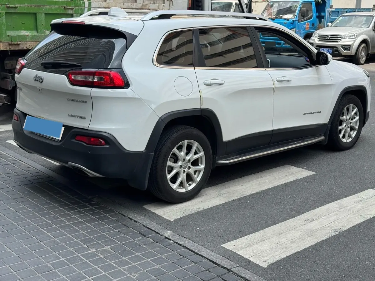 2017 Jeep Cherokee 2.4L 175HP L4 9AT,autocango,china used car exporter,china ev exporter,chinese used car exporter,chinese used ev exporter