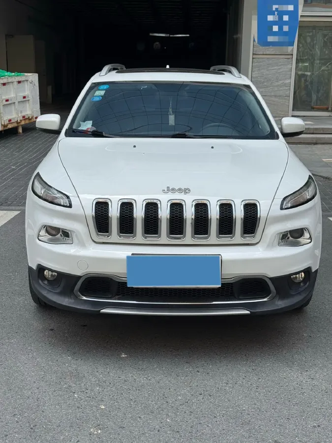 2017 Jeep Cherokee 2.4L 175HP L4 9AT,autocango,china used car exporter,china ev exporter,chinese used car exporter,chinese used ev exporter