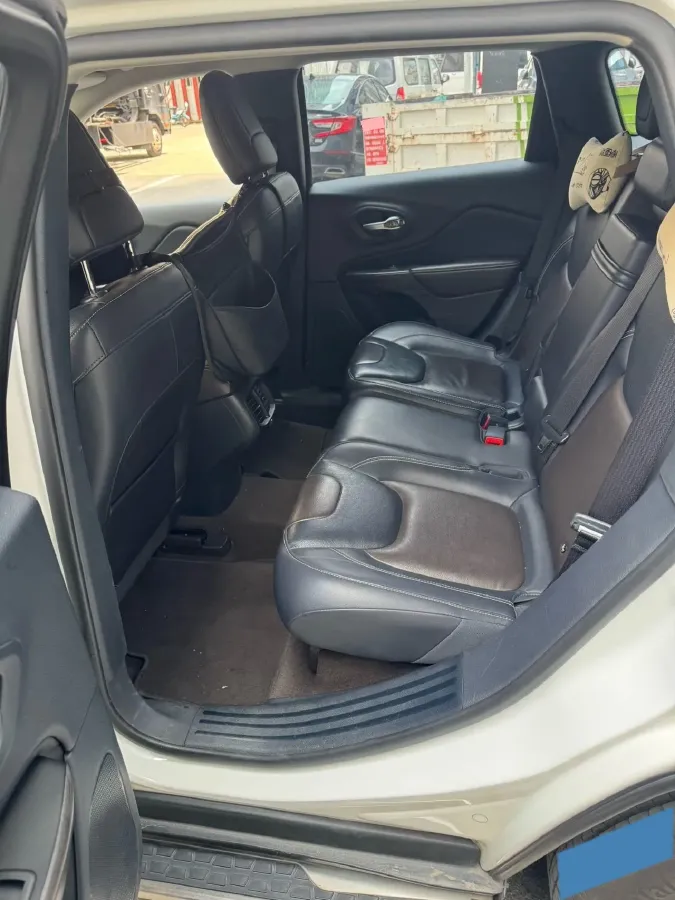 2017 Jeep Cherokee 2.4L 175HP L4 9AT,autocango,china used car exporter,china ev exporter,chinese used car exporter,chinese used ev exporter