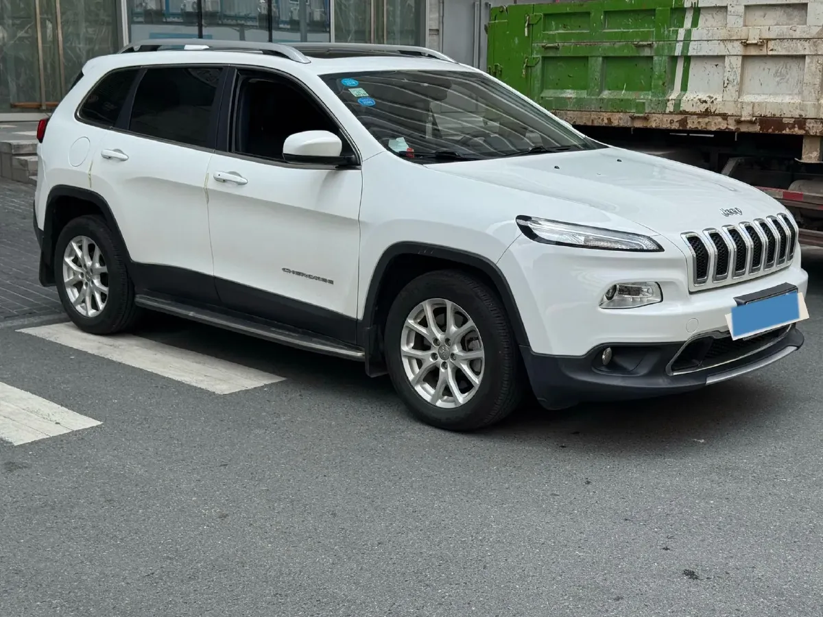 2017 Jeep Cherokee 2.4L 175HP L4 9AT,autocango,china used car exporter,china ev exporter,chinese used car exporter,chinese used ev exporter