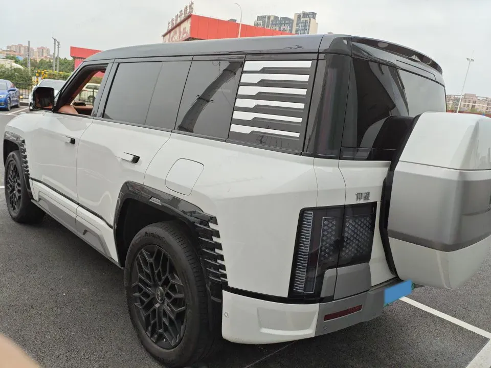 2023 YangWang U8 2.0T 272HP L4 REEV 49.05KWH,autocango,china used car exporter,china ev exporter,chinese used car exporter,chinese used ev exporter