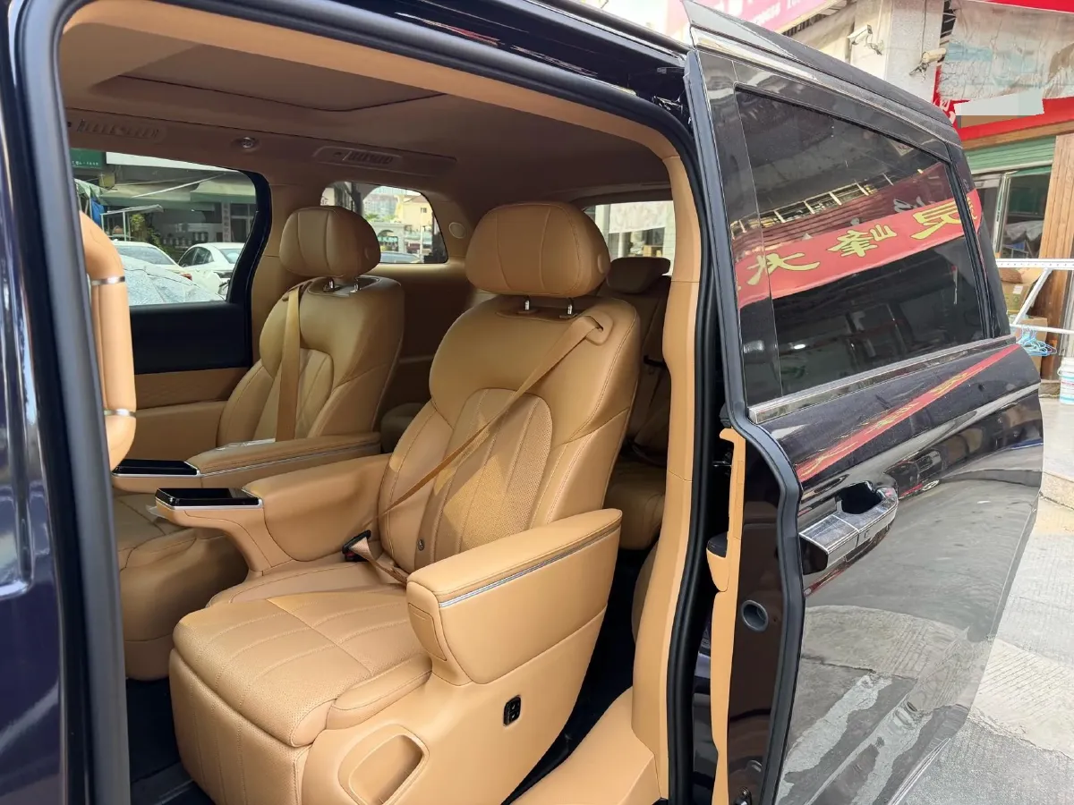 2025 Voyah Dream 1.5T 150HP L4 PHEV 41.7KWH,autocango,china used car exporter,china ev exporter,chinese used car exporter,chinese used ev exporter