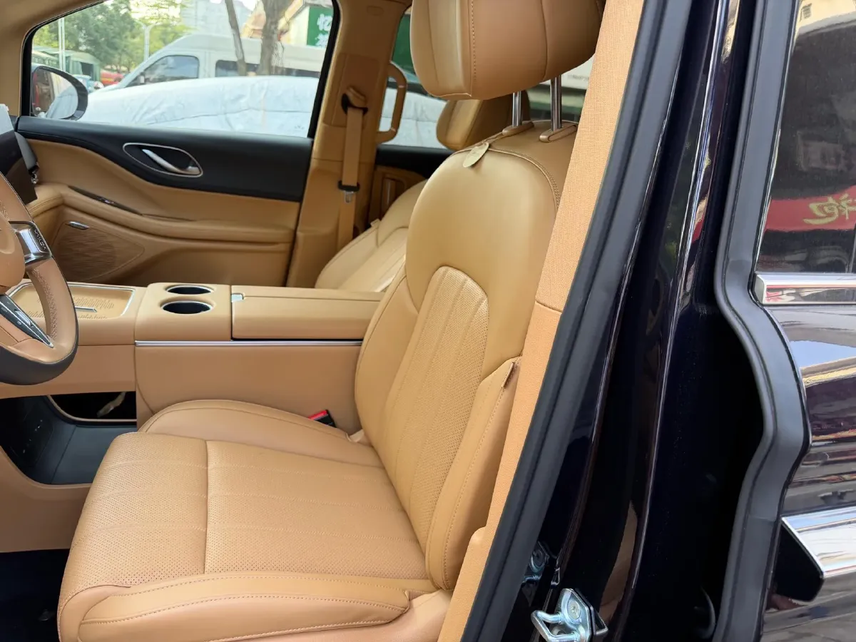 2025 Voyah Dream 1.5T 150HP L4 PHEV 41.7KWH,autocango,china used car exporter,china ev exporter,chinese used car exporter,chinese used ev exporter