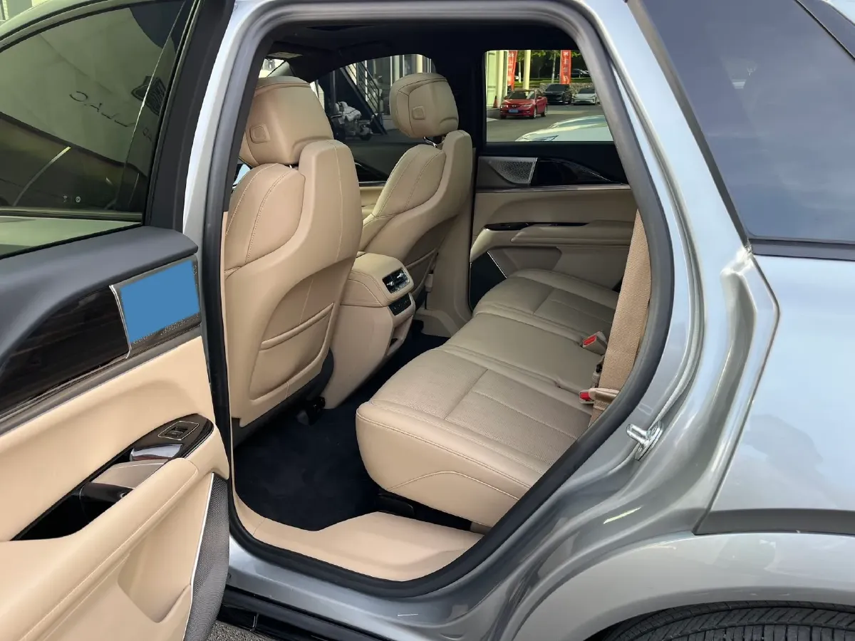 2025 Cadillac XT5 2.0T 237HP L4 9AT,autocango,china used car exporter,china ev exporter,chinese used car exporter,chinese used ev exporter