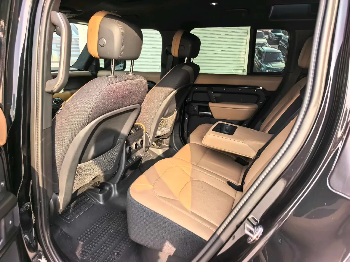 2025 Land Rover Defender 3.0T 400HP L6 8AT,autocango,china used car exporter,china ev exporter,chinese used car exporter,chinese used ev exporter