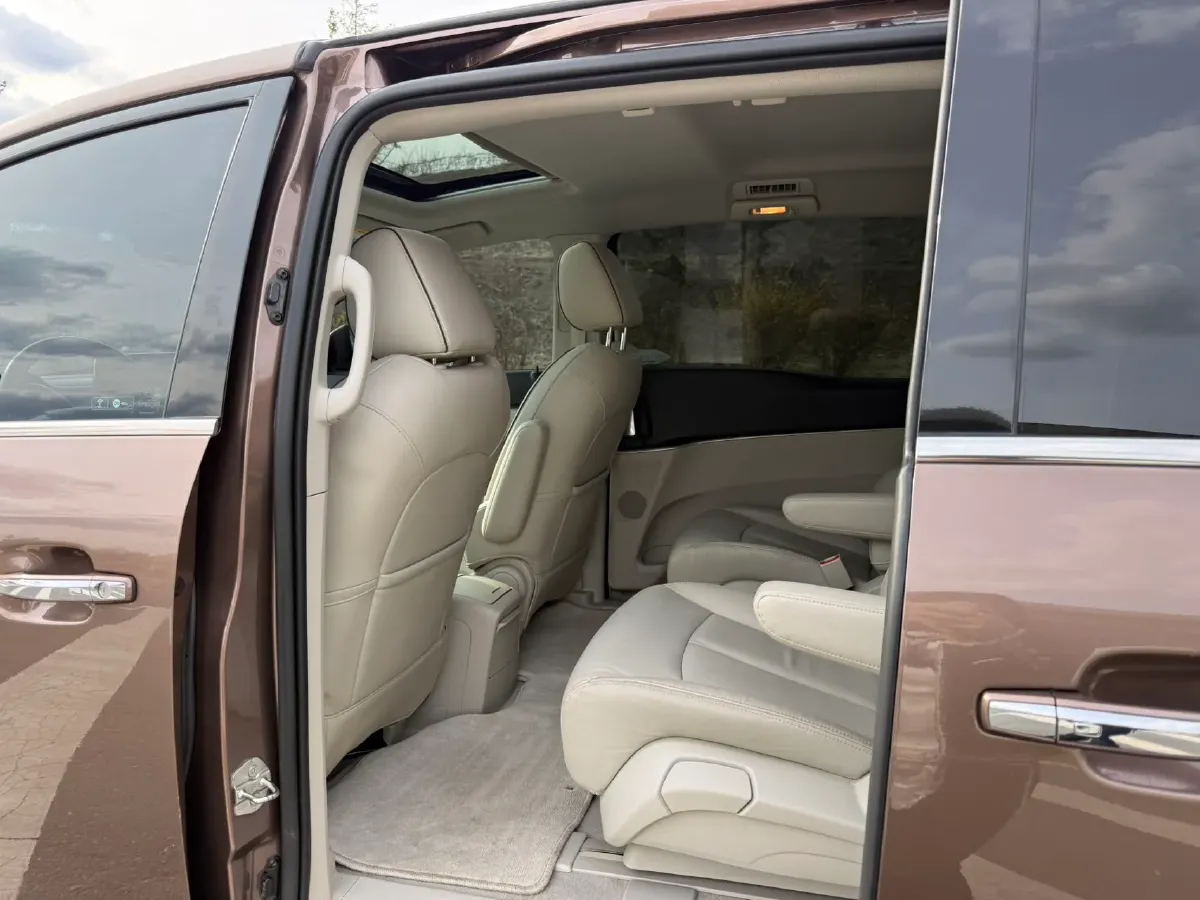 2021 Buick GL8 2.0T 237HP L4 9AT,autocango,china used car exporter,china ev exporter,chinese used car exporter,chinese used ev exporter