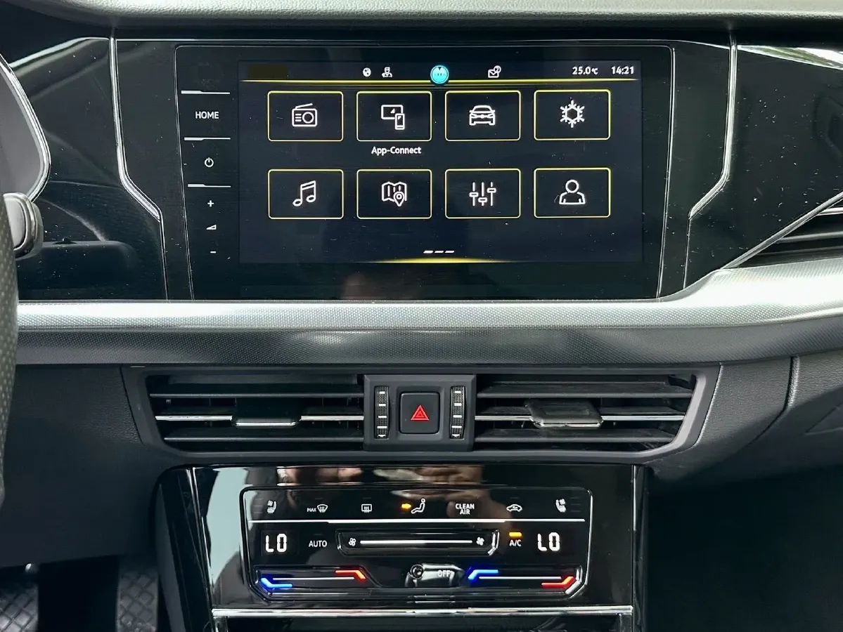 2023 Volkswagen Passat 2.0T 186HP L4 7DCT,autocango,china used car exporter,china ev exporter,chinese used car exporter,chinese used ev exporter