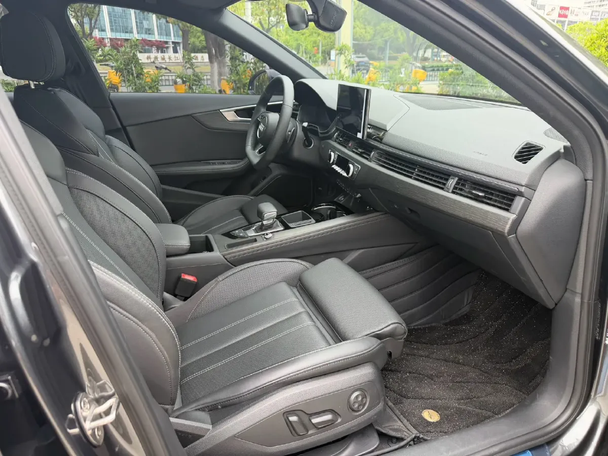 2023 Audi A4L 2.0T 190HP L4 7DCT,autocango,china used car exporter,china ev exporter,chinese used car exporter,chinese used ev exporter