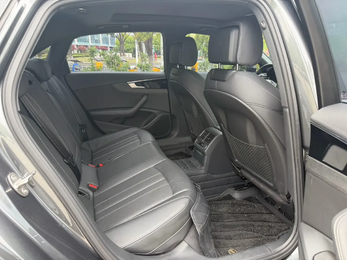 2023 Audi A4L 2.0T 190HP L4 7DCT,autocango,china used car exporter,china ev exporter,chinese used car exporter,chinese used ev exporter