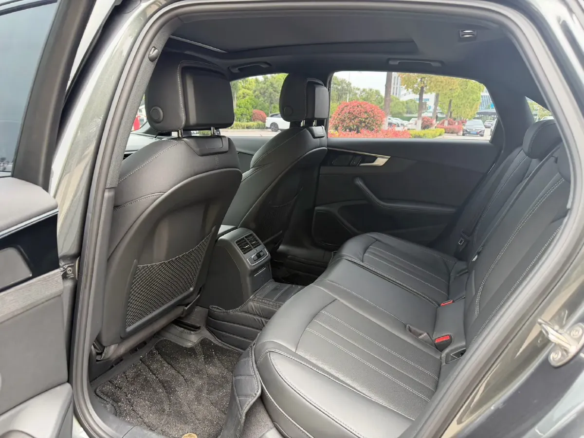 2023 Audi A4L 2.0T 190HP L4 7DCT,autocango,china used car exporter,china ev exporter,chinese used car exporter,chinese used ev exporter