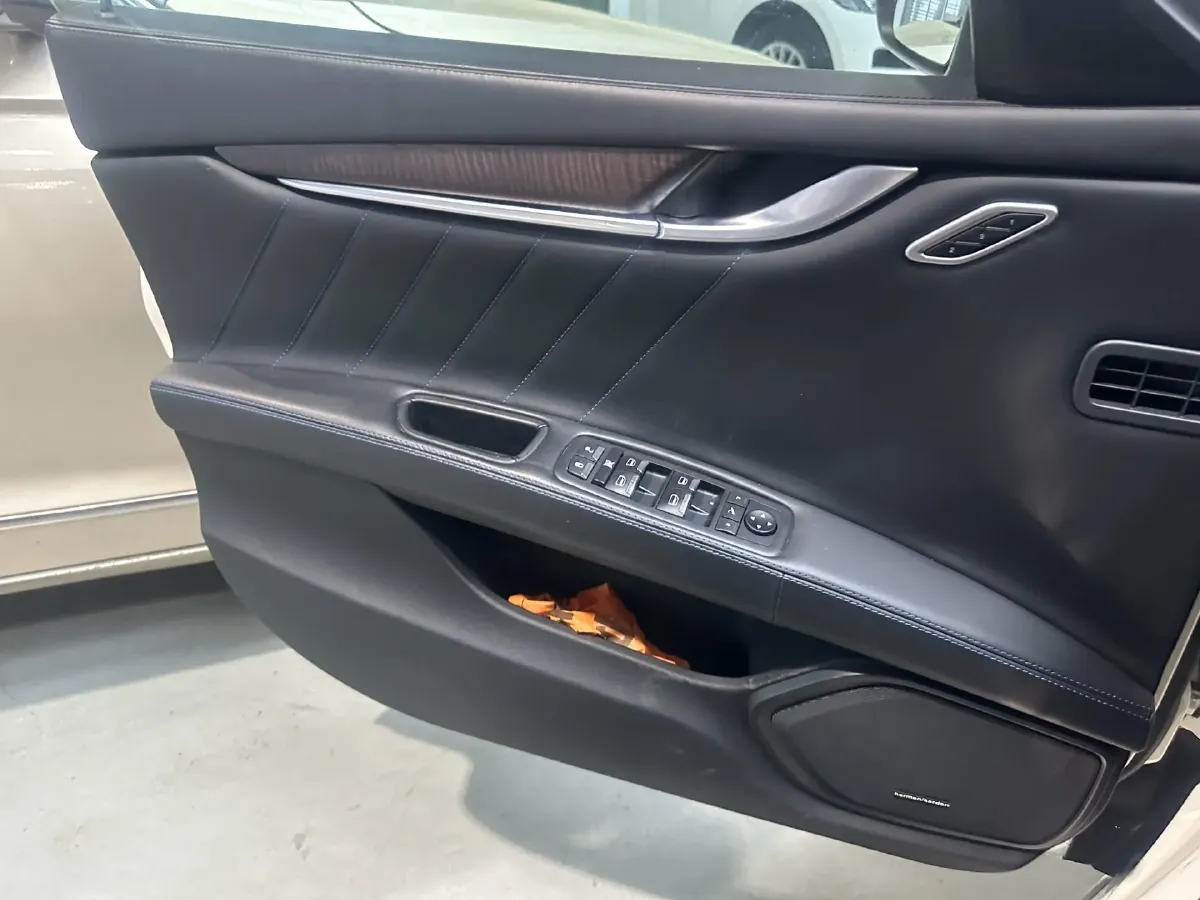 2021 Maserati Ghibli 2.0T 330HP L4 8AT,autocango,china used car exporter,china ev exporter,chinese used car exporter,chinese used ev exporter