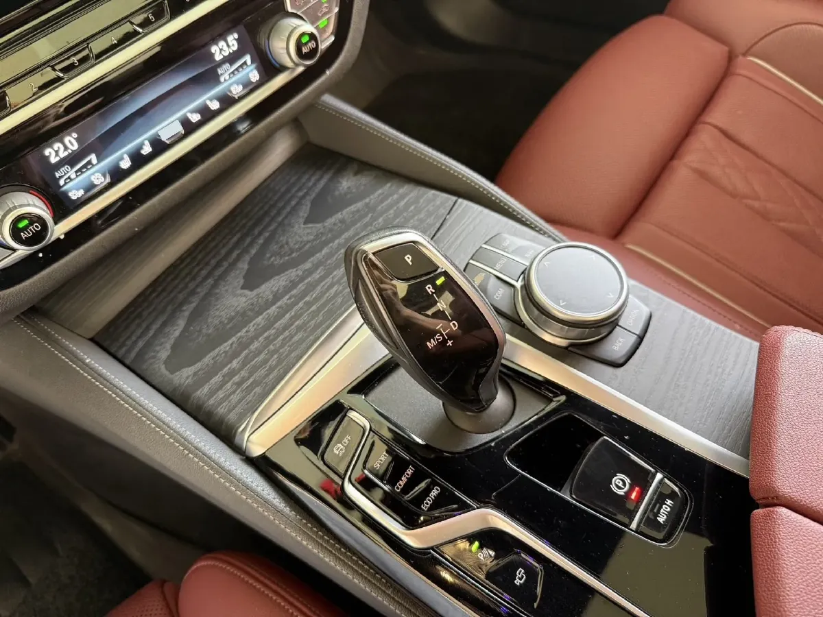 2022 BMW 5 Series 2.0T 252HP L4 8AT,autocango,china used car exporter,china ev exporter,chinese used car exporter,chinese used ev exporter