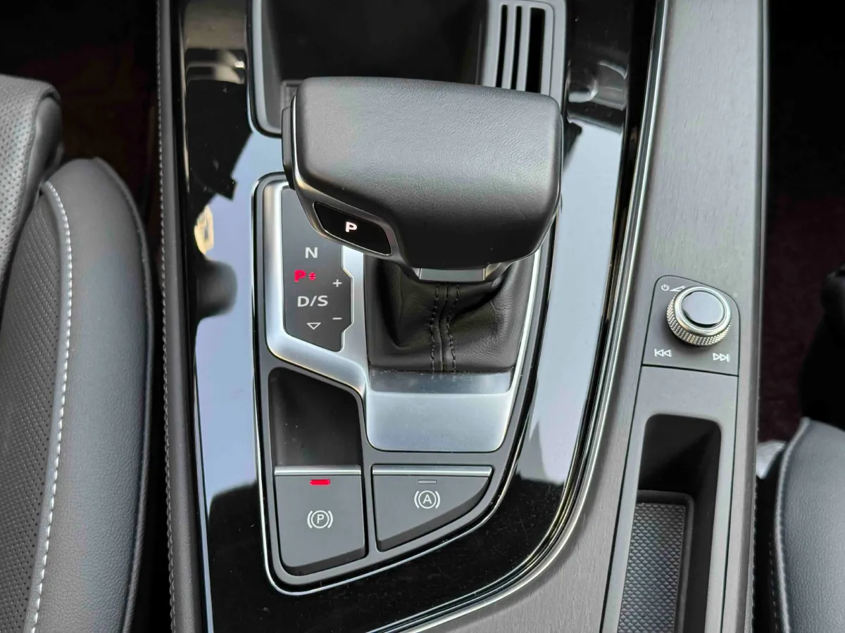 2023 Audi A4L 2.0T 190HP L4 7DCT,autocango,china used car exporter,china ev exporter,chinese used car exporter,chinese used ev exporter