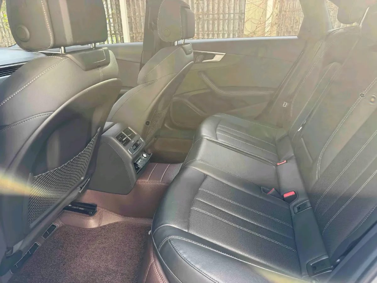 2023 Audi A4L 2.0T 190HP L4 7DCT,autocango,china used car exporter,china ev exporter,chinese used car exporter,chinese used ev exporter