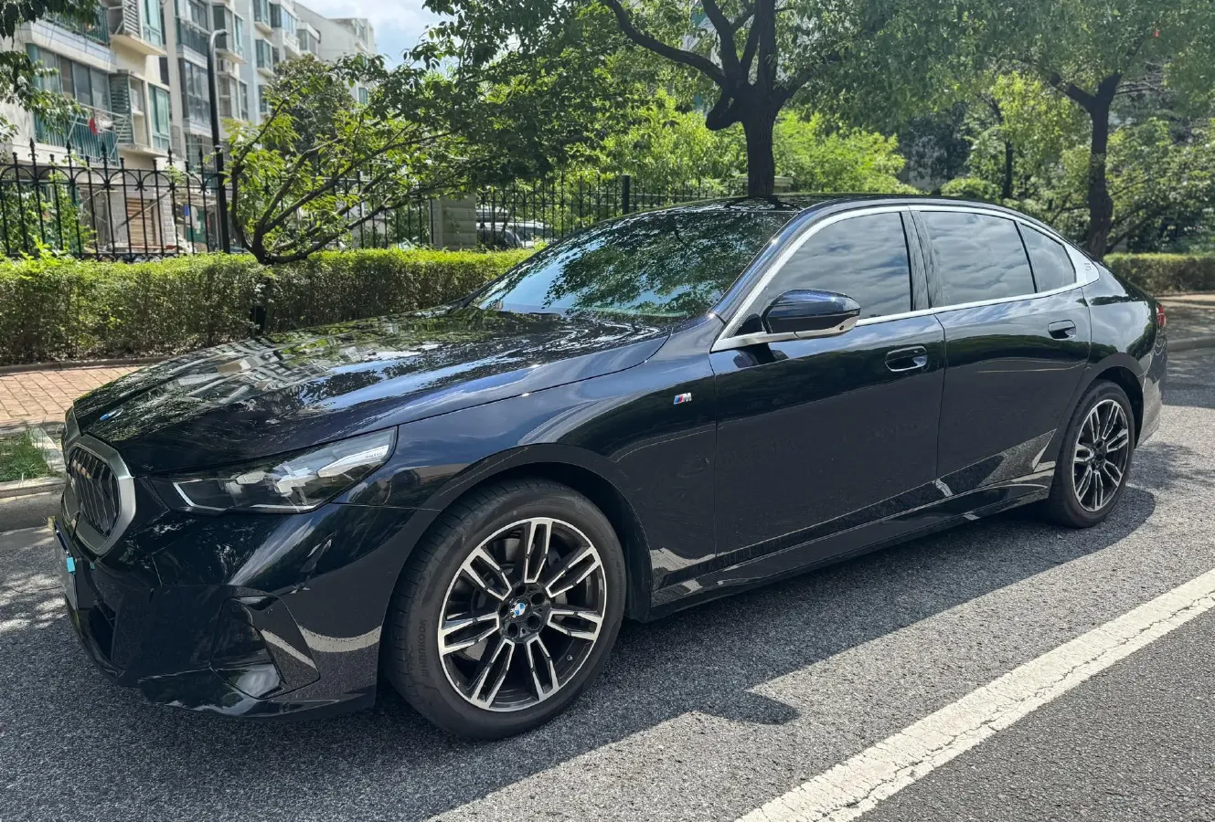2024 BMW 5 Series 2.0T 258HP L4 8AT,autocango,china used car exporter,china ev exporter,chinese used car exporter,chinese used ev exporter