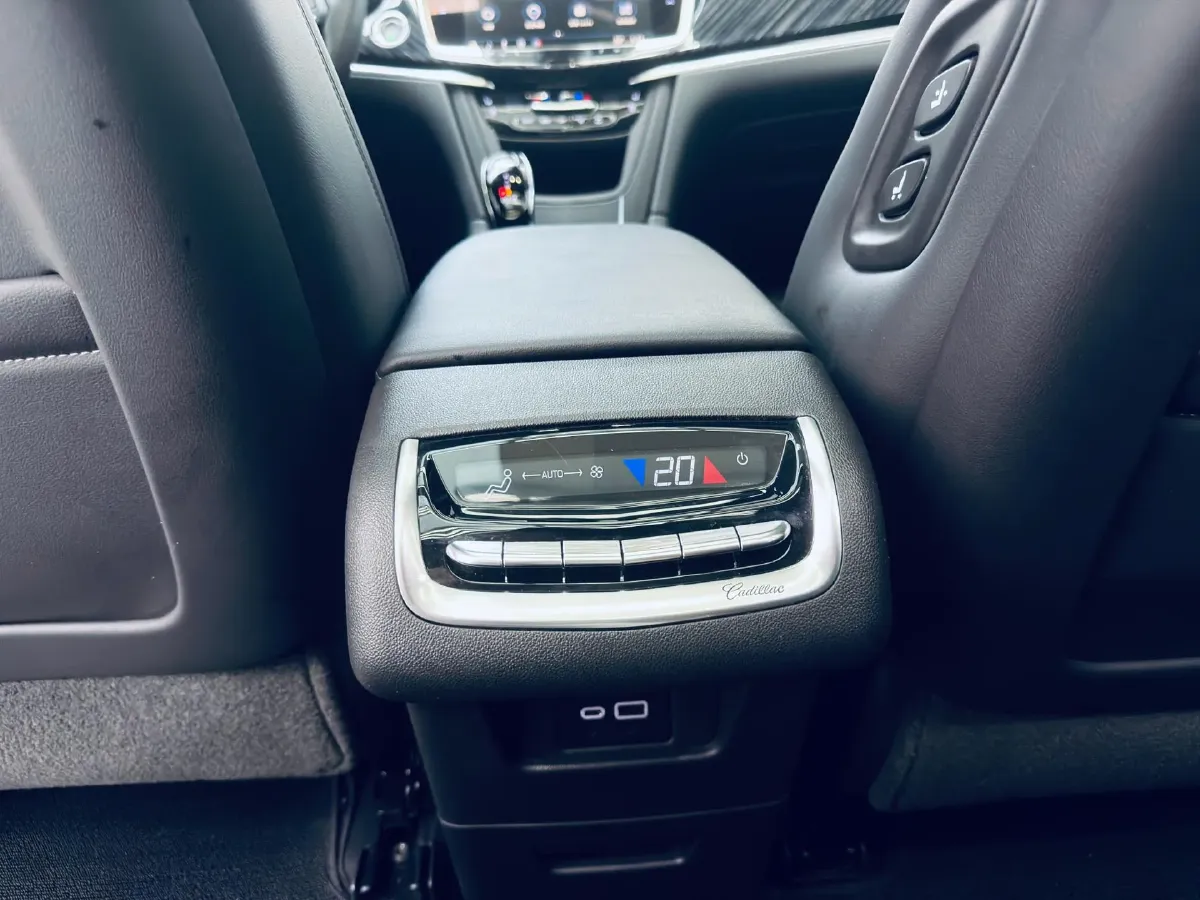 2025 Cadillac XT6 2.0T 237HP L4 9AT,autocango,china used car exporter,china ev exporter,chinese used car exporter,chinese used ev exporter